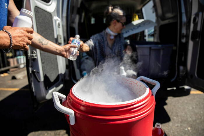 Orang-orang menggunakan es kering untuk mendinginkan air dan Gatorade karena kekurangan es selama gelombang panas yang belum pernah terjadi sebelumnya di Portland