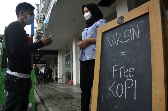 Warga yang sudah divaksin COVID-19 memperlihatkan kartu vaksin kepada pelayan (ANTARA FOTO/Abriawan Abhe) Warga yang sudah divaksin COVID-19 memperlihatkan kartu vaksin kepada pelayan (ANTARA FOTO/Abriawan Abhe)