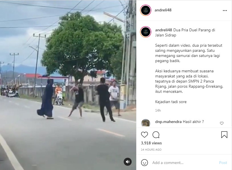 Instagram/andreli48 Emak-emak lerai dua pria yang duel perang di jalan raya Sidrap