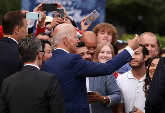 Joe Biden merayakan Hari Kemerdekaan Amerika Serikat. (REUTERS/Evelyn Hockstein) Joe Biden merayakan Hari Kemerdekaan Amerika Serikat