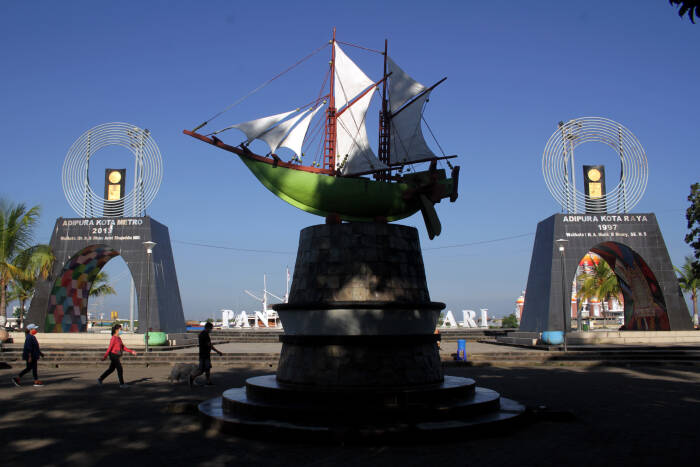 Warga berjalan di area Anjungan Pantai Losari di Makassar (ANTARA FOTO/Arnas Padda) Warga berjalan di area Anjungan Pantai Losari di Makassar (ANTARA FOTO/Arnas Padda)