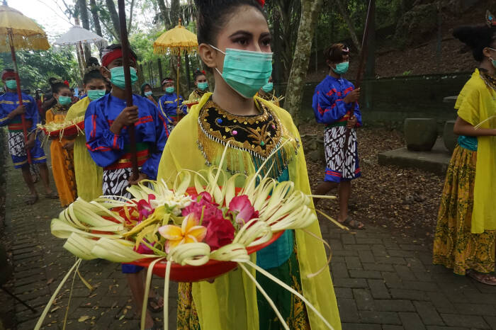 ANTARA FOTO/Destyan Sujarwoko TRADISI ULUR-ULUR TELAGA BURET