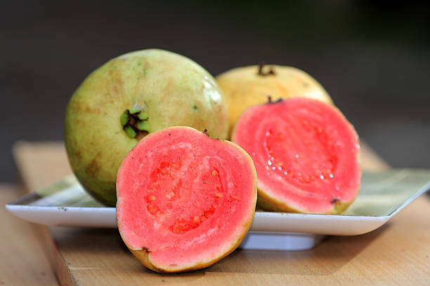 Jambu biji merah obat untuk COVID-19 (photo/istock/Yamtono_Sardi) obat untuk covid