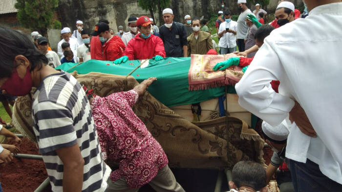  Petugas Sudin Gulkarmat Jakarta Timur saat membantu proses pemakaman jenazah berbobot 300 kg di Duren Sawit, Jakarta, Selasa (13/7/2021).  (photo/ANTARA/HO-Sudin Gulkarmat Jakarta Timur)