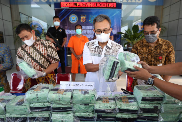 Kepala Badan Narkotika Nasional Provinsi (BNNP) Aceh Brigjen Pol Heru Pranoto (dua kanan) memperlihatkan barang bukti narkotika jenis sabu-sabu (ANTARA FOTO / Irwansyah Putra) Kepala Badan Narkotika Nasional Provinsi (BNNP) Aceh Brigjen Pol Heru Pranoto (dua kanan) memperlihatkan barang bukti narkotika jenis sabu-sabu