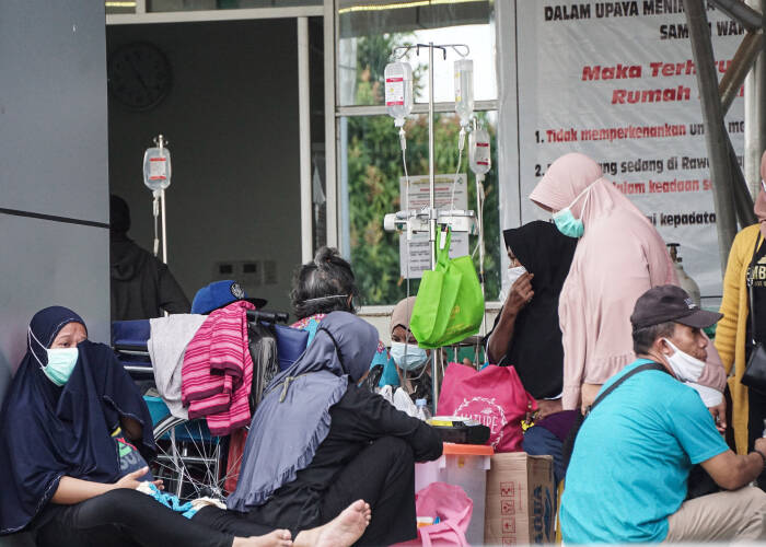 ANTARA FOTO/Indrayadi TH PERAWATAN PASIEN DILUAR RUANGAN RSUD JAYAPURA