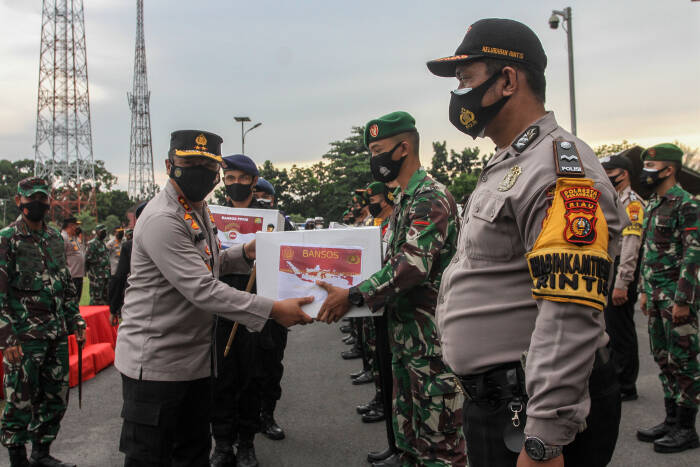 Kapolda Riau Irjen Pol Agung Setya Imam Effendi (kedua kiri) bersama Danrem 031 Wirabima Brigjen TNI M Syech Ismed (kiri) menyerahkan paket bantuan sosial (ANTARA FOTO/Rony Muharrman) Kapolda Riau Irjen Pol Agung Setya Imam Effendi (kedua kiri) bersama Danrem 031 Wirabima Brigjen TNI M Syech Ismed (kiri) menyerahkan paket bantuan sosial (ANTARA FOTO/Rony Muharrman)