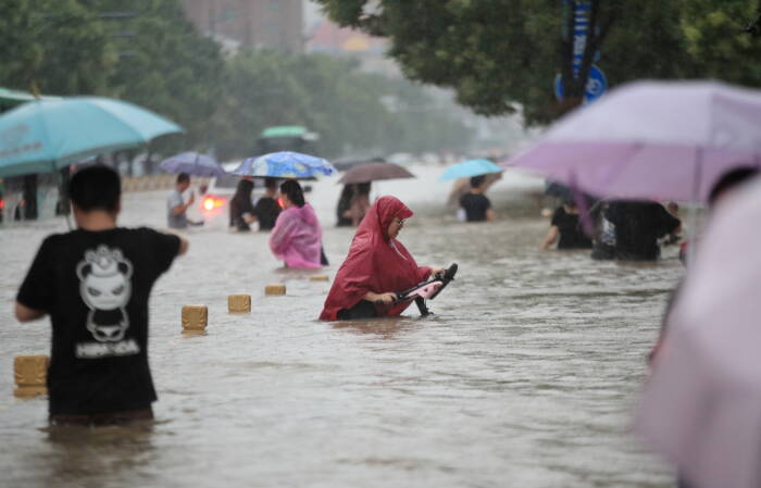 REUTERS/CHINA DAILY jalan banjir di tengah hujan deras di Zhengzhou