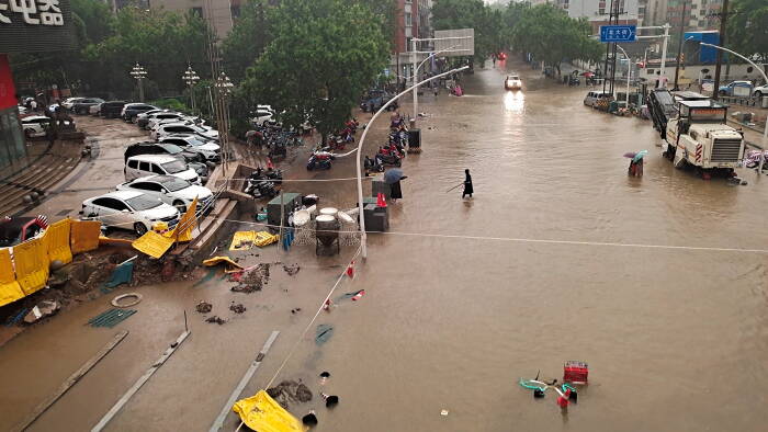 REUTERS/CHINA DAILY jalan banjir di tengah hujan deras di Zhengzhou