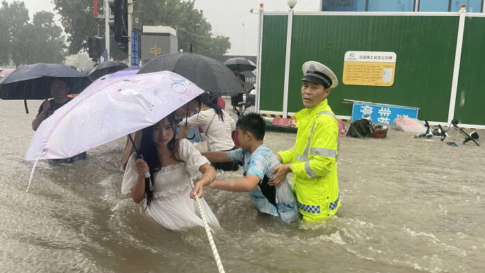 REUTERS/CHINA DAILY jalan banjir di tengah hujan deras di Zhengzhou