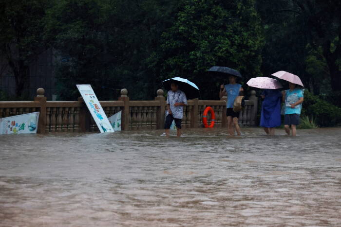 REUTERS/Aly Song jalan banjir di tengah hujan deras di Zhengzhou