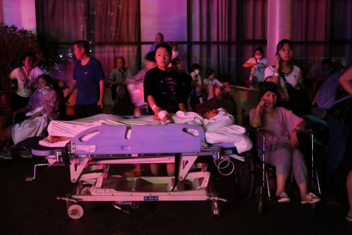 REUTERS/CHINA DAILY Pasien menunggu untuk dipindahkan di Rumah Sakit Afiliasi Pertama Universitas Zhengzhou