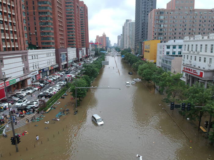 REUTERS/CHINA DAILY jalan banjir di tengah hujan deras di Zhengzhou
