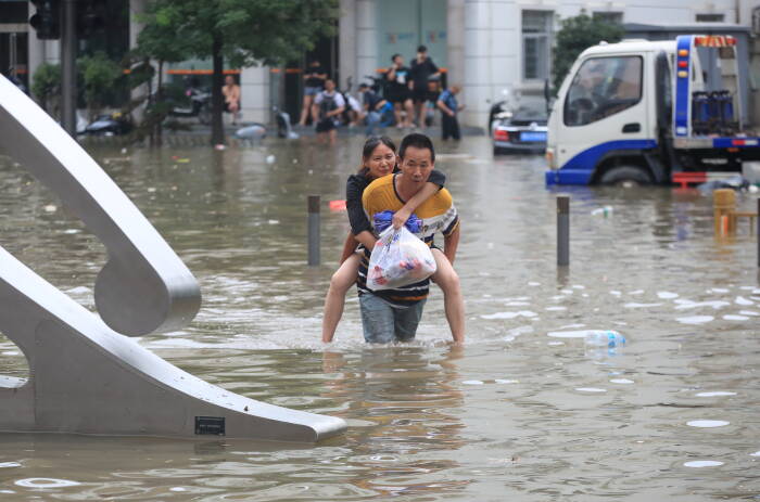 REUTERS/CHINA DAILY jalan banjir di tengah hujan deras di Zhengzhou