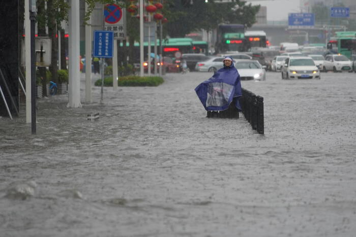 REUTERS/STRINGER jalan banjir di tengah hujan deras di Zhengzhou