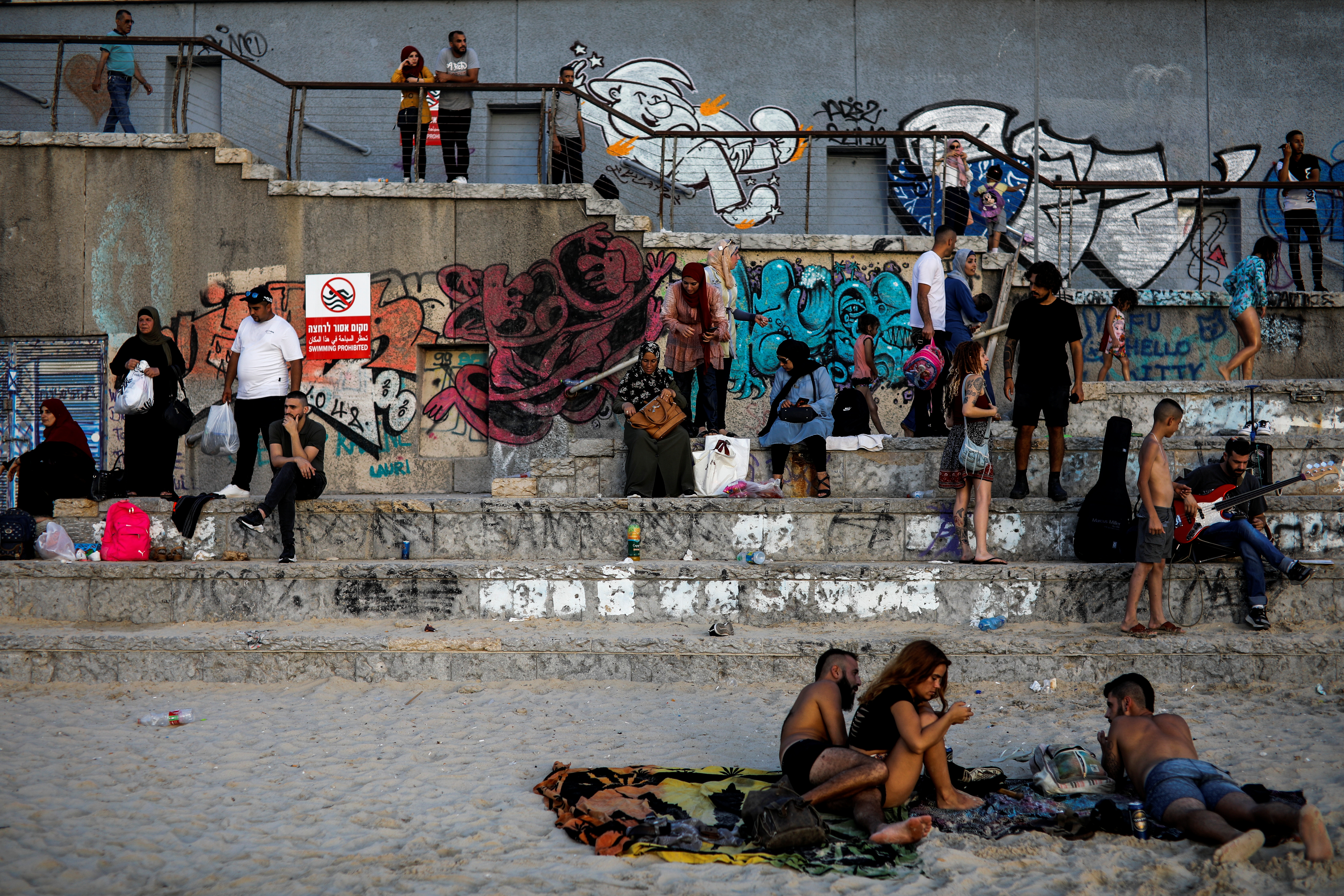 REUTERS/Nir Elias warga muslim israel padati wisata pantai di tel aviv