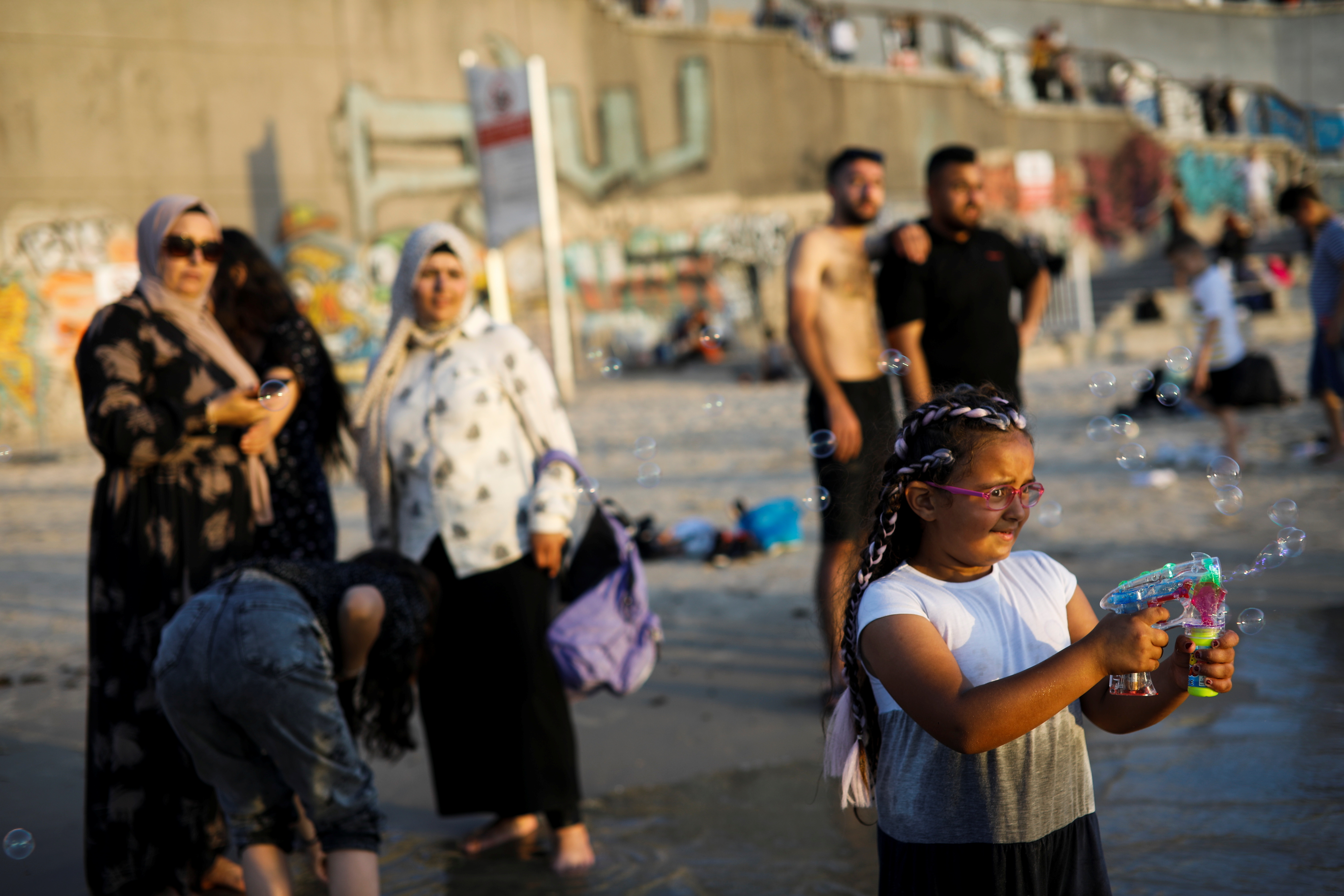 REUTERS/Nir Elias warga muslim israel padati wisata pantai di kota tel aviv