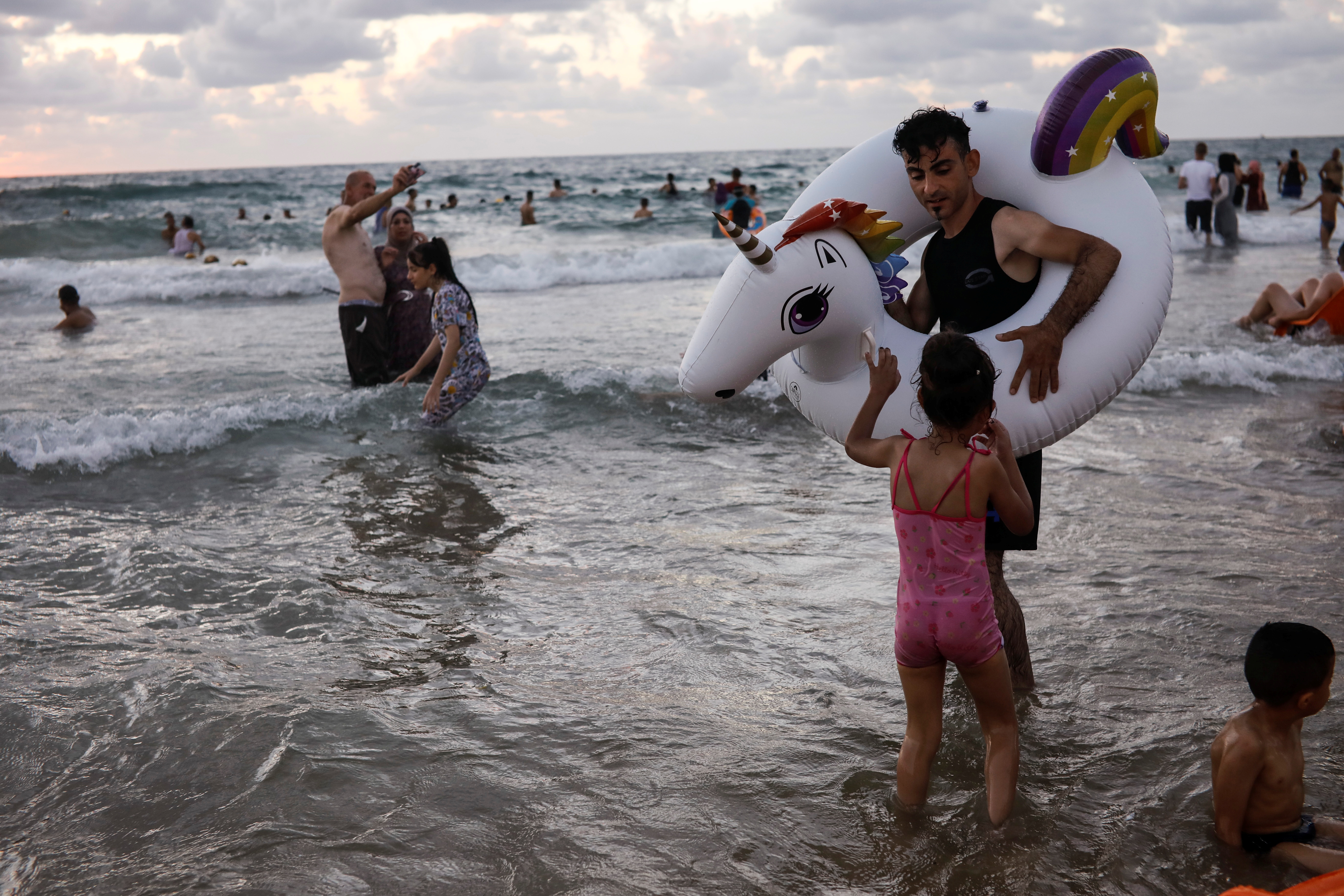 REUTERS/Nir Elias warga muslim israel padati wisata pantai di kota tel aviv