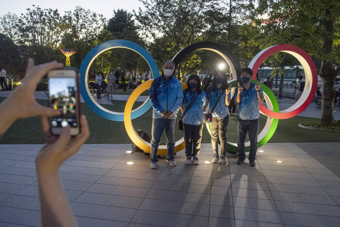 Sejumlah relawan Olimpiade Tokyo 2020 berfoto bersama (ANTARA FOTO/Sigid Kurniawan) Sejumlah relawan Olimpiade Tokyo 2020 berfoto bersama (ANTARA FOTO/Sigid Kurniawan)