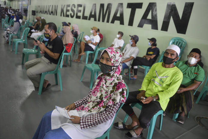 ANTARA FOTO/M Risyal Hidayat OPERASI SERBUAN VAKSINASI WARGA KEPULAUAN SERIBU