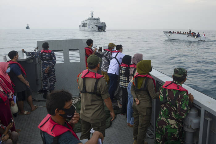 ANTARA FOTO/M Risyal Hidayat OPERASI SERBUAN VAKSINASI WARGA KEPULAUAN SERIBU