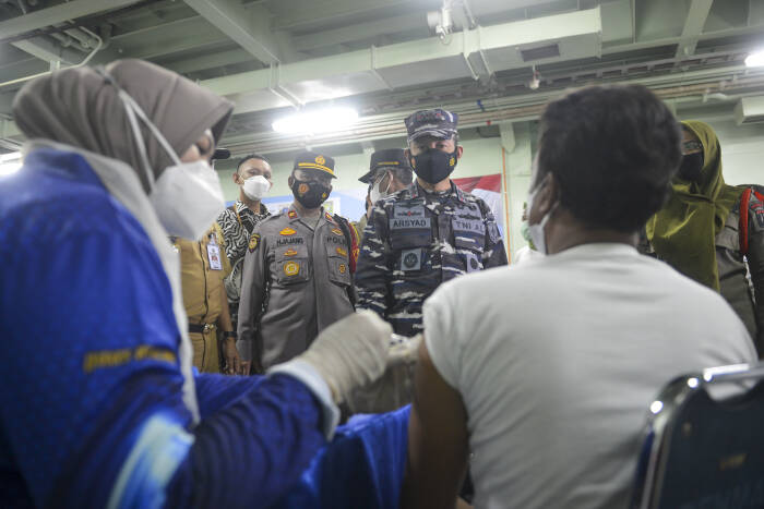 ANTARA FOTO/M Risyal Hidayat OPERASI SERBUAN VAKSINASI WARGA KEPULAUAN SERIBU