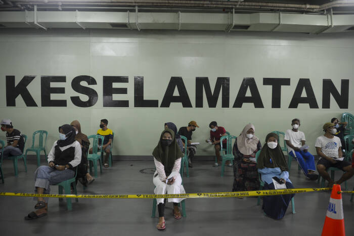 ANTARA FOTO/M Risyal Hidayat OPERASI SERBUAN VAKSINASI WARGA KEPULAUAN SERIBU