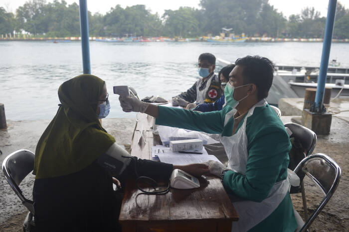 ANTARA FOTO/M Risyal Hidayat OPERASI SERBUAN VAKSINASI WARGA KEPULAUAN SERIBU
