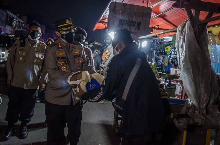 Kapolrestabes Bandung Kombes Pol Ulung Sampurna Jaya (kedua kiri) didampingi Wakapolrestabes AKBP Yoris Maulana Yusuf (kiri) memberikan bantuan sosial sembako (ANTARA FOTO/Novrian Arbi) Kapolrestabes Bandung Kombes Pol Ulung Sampurna Jaya (kedua kiri) didampingi Wakapolrestabes AKBP Yoris Maulana Yusuf (kiri) memberikan bantuan sosial sembako (ANTARA FOTO/Novrian Arbi)
