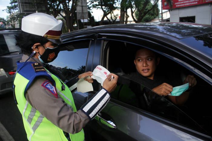 ANTARA FOTO/Arnas Padda EDUKASI DISIPLIN PROTOKOL KESEHATAN DI MAKASSAR