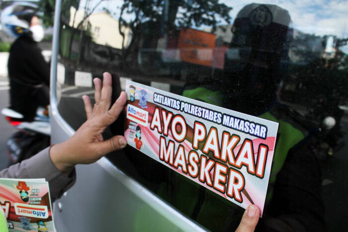 ANTARA FOTO/Arnas Padda EDUKASI DISIPLIN PROTOKOL KESEHATAN DI MAKASSAR