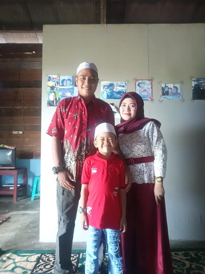 Kino Raharjo, Lina Safitri, dan anak mereka Vino (Facebook/KiNo Raharjo) Kino Raharjo, Lina Safitri, dan anak mereka Vino