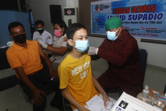 ANTARA FOTO/Jessica Helena Wuysang SERBUAN VAKSINASI COVID-19 DI LANUD SUPADIO
