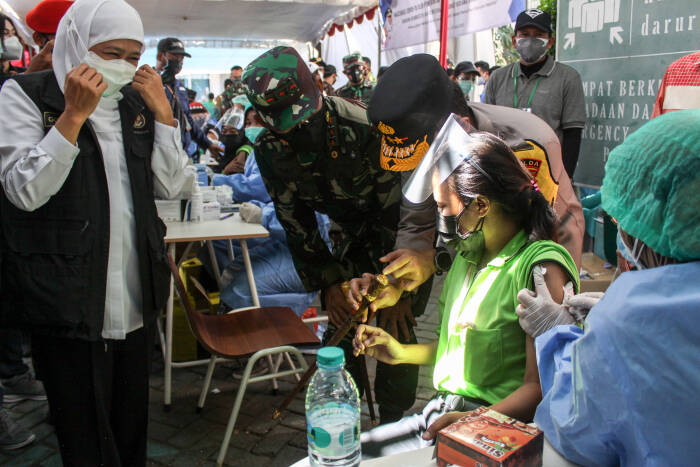 Gubernur Jawa Timur Khofifah Indar Parawansa (kiri), Kapolda Jawa Timur Irjen Pol Nico Afinta (tengah) dan Panglima Koarmada II Laksamana Muda TNI Iwan Isnurwanto (kedua kiri) meninjau vaksinasi (ANTARA FOTO/Umarul Faruq) Gubernur Jawa Timur Khofifah Indar Parawansa (kiri), Kapolda Jawa Timur Irjen Pol Nico Afinta (tengah) dan Panglima Koarmada II Laksamana Muda TNI Iwan Isnurwanto (kedua kiri) meninjau vaksinasi