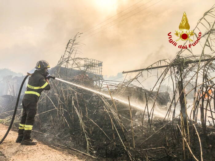 REUTERS/Vigili del Fuoco Asap mengepul dari kebakaran hutan di dekat Cuglieri