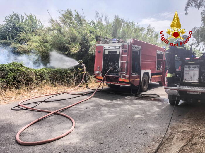REUTERS/Vigili del Fuoco Asap mengepul dari kebakaran hutan di dekat Cuglieri