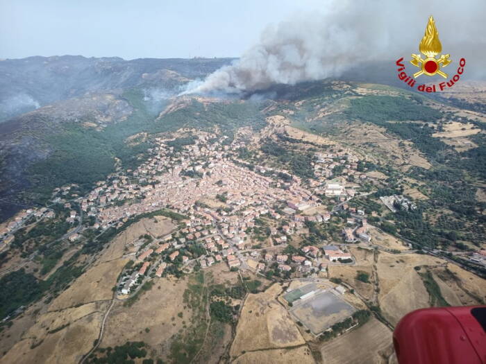 REUTERS/Vigili del Fuoco Asap mengepul dari kebakaran hutan di dekat Cuglieri