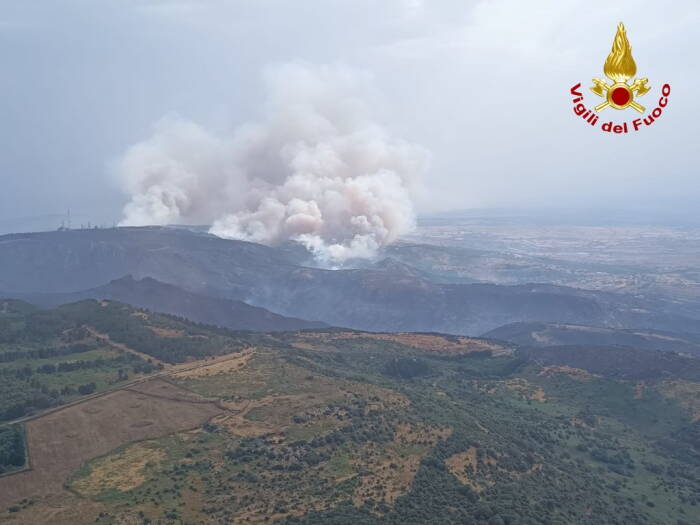 REUTERS/Vigili del Fuoco Asap mengepul dari kebakaran hutan di dekat Cuglieri
