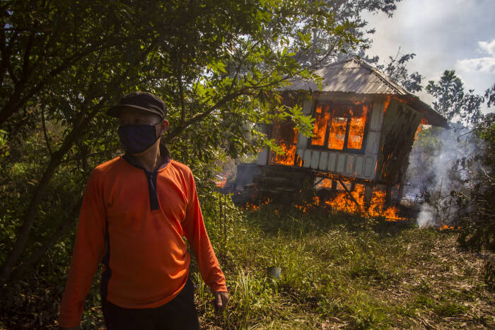 ANTARA FOTO/Bayu Pratama S UPAYA PEMADAMAN KEBAKARAN LAHAN DI KALSEL