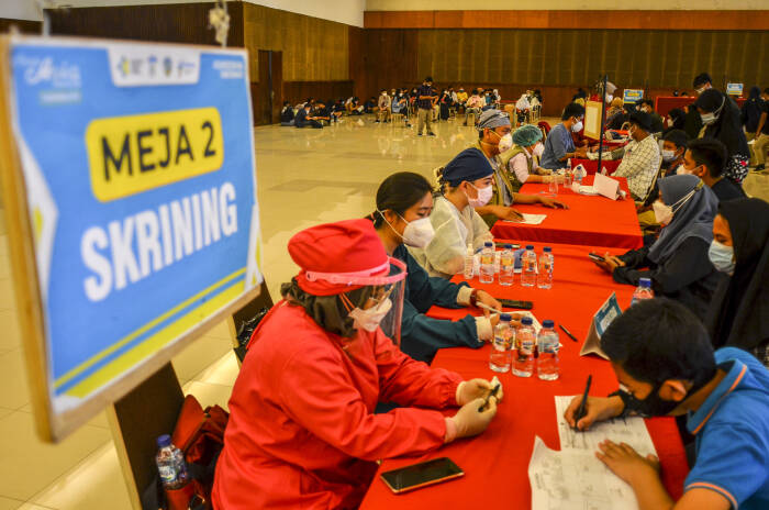 Tenaga kesehatan melakukan pendataan kesehatan kepada anak (ANTARA FOTO/Adeng Bustomi) Tenaga kesehatan melakukan pendataan kesehatan kepada anak