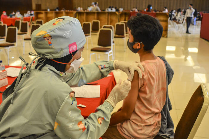 ANTARA FOTO/Adeng Bustomi Seorang anak menerima vaksin COVID-19 di Graha Asia