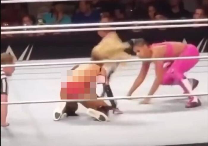 Bra pegulat WWE wanita Carmella terbuka saat pertandingan. (photo/Screenshoot/YouTube) Pegulat WWE wanita