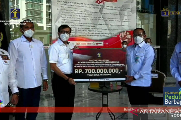 Tangkapan layar Menteri Hukum dan Hak Asasi Manusia (Menkumham) RI Yasonna Hamonangan Laoly menyerahkan bantuan dana sosial secara simbolis kepada Kepala Kantor Wilayah Kemenkumham DKI Jakarta Ibnu Chuldun. (ANTARA/Muhammad Zulfikar) bantuan pandemi