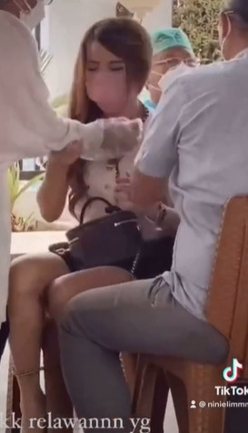 Wanita cantik takut disuntik vaksin COVID-19. (TikTok @ninielimm) ist