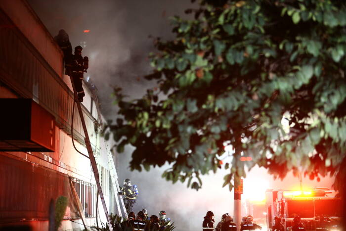 REUTERS/Carla Carniel Kebakaran di Cinemateca Brasileira di Sao Paulo
