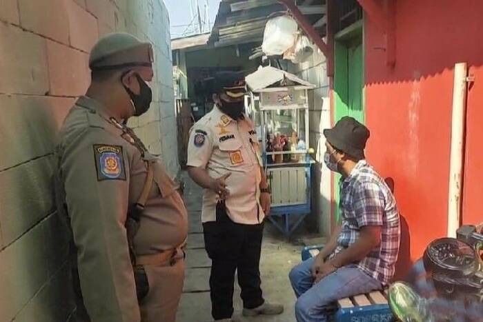 Tukang bakso viral layani pasien Covid-19 sedang isoman (Dok. Satpol PP Jakbar) Tukang bakso viral layani pasien Covid-19 sedang isoman