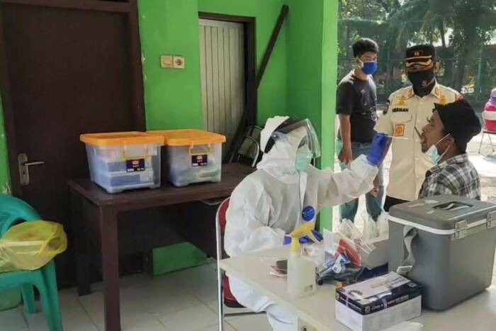 Tukang bakso viral layani pasien Covid-19 sedang isoman dites swab (Dok. Satpol PP Jakbar) Tukang bakso viral layani pasien Covid-19 sedang isoman dites swab