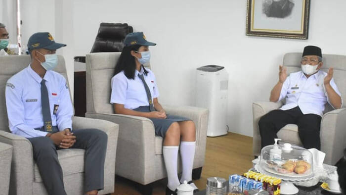 Arya dan Christina sempat bertemu Gubernur Sulbar sebelum positif Covid-19 (Dok. Pemprov Sulbar) Arya dan Christina sempat bertemu Gubernur Sulbar sebelum positif Covid-19