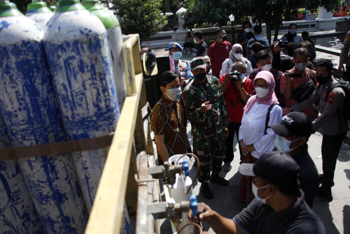Wali Kota Solo Gibran Rakabuming Raka (kiri) memantau proses pengisian ulang tabung oksigen untuk warga (ANTARAFOTO/Maulana Surya) Wali Kota Solo Gibran Rakabuming Raka (kiri) memantau proses pengisian ulang tabung oksigen untuk warga