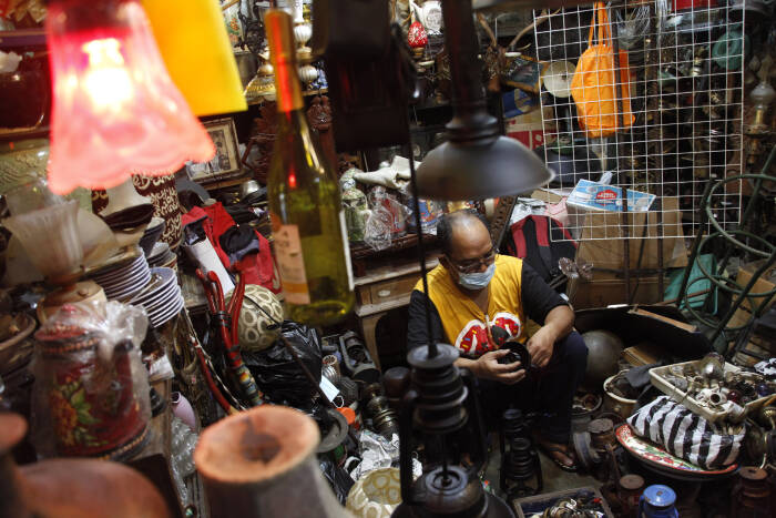 ANTARAFOTO/Maulana Surya KERAJINAN LAMPU DARI BARANG BEKAS